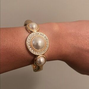Elegant Gold and Pearl Bracelet